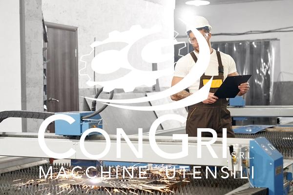 Piegatrici per lamiera Operaio al lavoro su un macchinario,